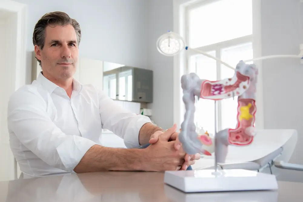 Dr. Sporn erklärt ein anatomisches Modell in seiner Ordination