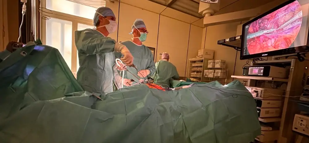 Minimal-invasive Hernienoperation im Operationssaal